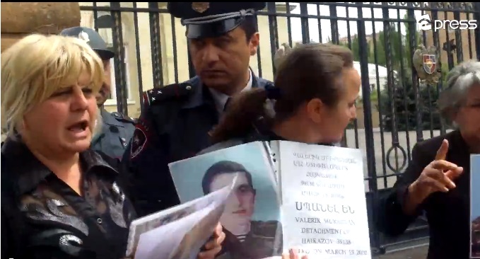 В Армении матери солдат вышли на улицу выразить протест и были избиты