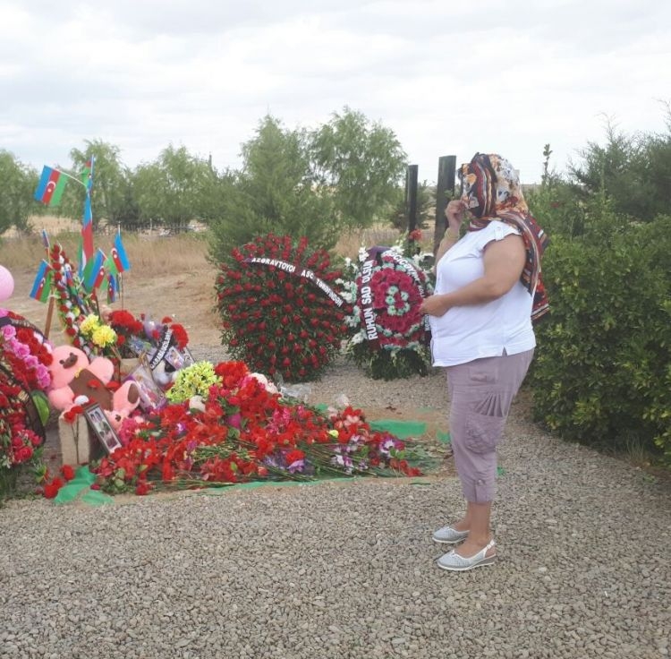 Армянка посетила могилы погибших в Алханлы (ФОТО)