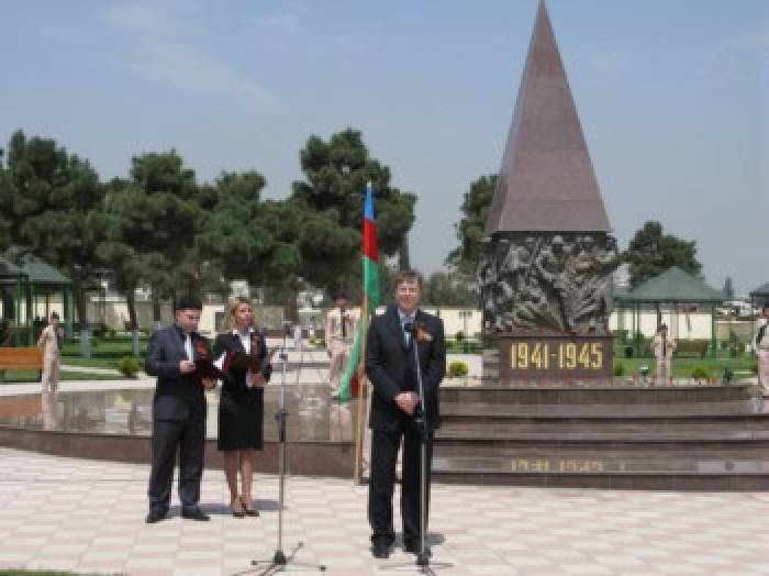 Послы стран СНГ возложили венок к Мемориалу воинской славы в Баку