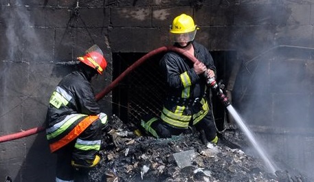 В Баку в многоэтажном жилом доме произошел пожар