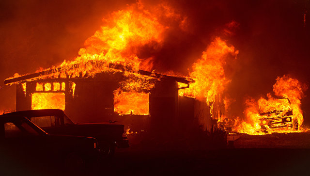 Лесные пожары в Калифорнии заблокировали почти 150 человек в детском лагере