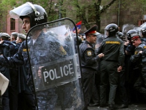 В Ереване полиция стягивает новые силы