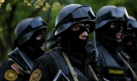 Полицейские не пропускают родителей погибших солдат к зданию НС Армении