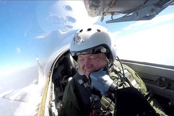 Президент Украины сел за штурвал МиГ-29 (ВИДЕО)