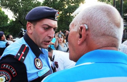 В связи с пощечиной участнику акции протеста возбуждено уголовное дело