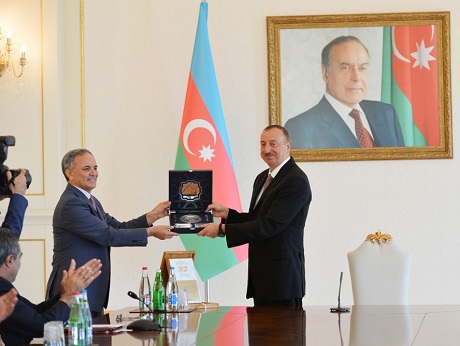 Ильхаму Алиеву вручена специальная награда Совета прессы Азербайджана