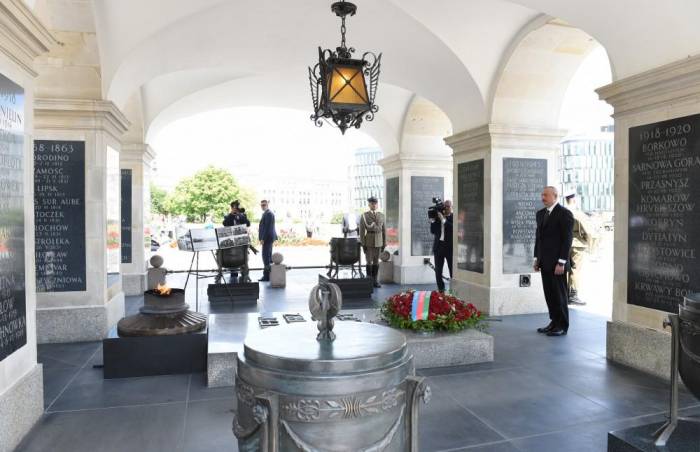 Президент посетил памятник "Неизвестному солдату" -(ФОТО)