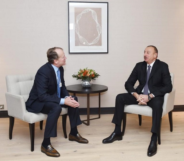 Ильхам Алиев встретился в Давосе с исполнительным председателем компании CISCO