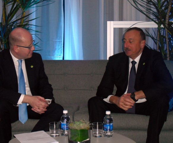 Ильхам Алиев встретился с премьером Чехии - ФОТО