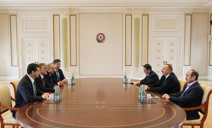 Ильхам Алиев принял делегацию во главе с экс-президентом Турции