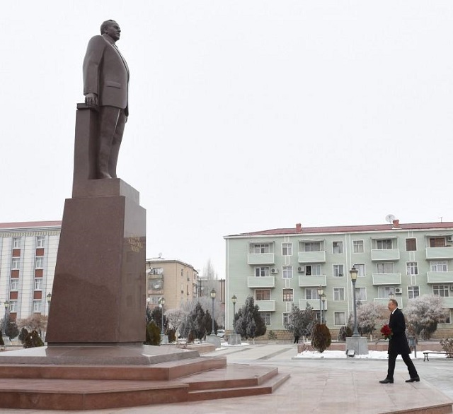 Президент посетил памятник общенациональному лидеру Гейдару Алиеву в Нахчыване - ФОТО
