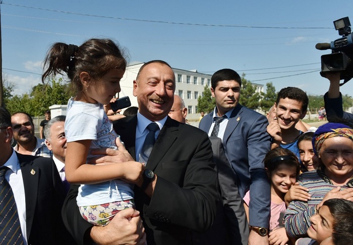 Ильхам Алиев встретился с жителями Худата - ФОТО