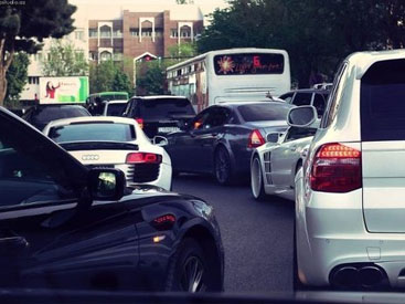 На основных дорогах Баку отмечается плотное движение транспорта