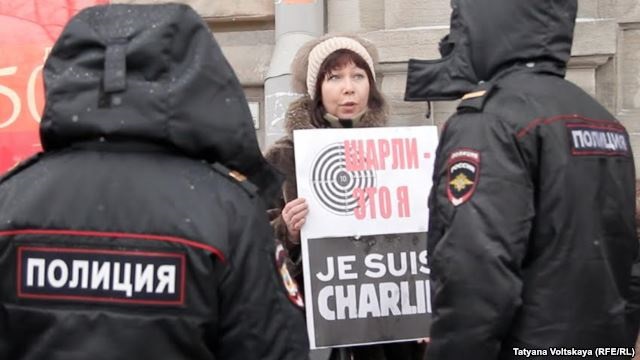 Акция против Charlie Hebdo прошла у консульства Франции в Петербурге