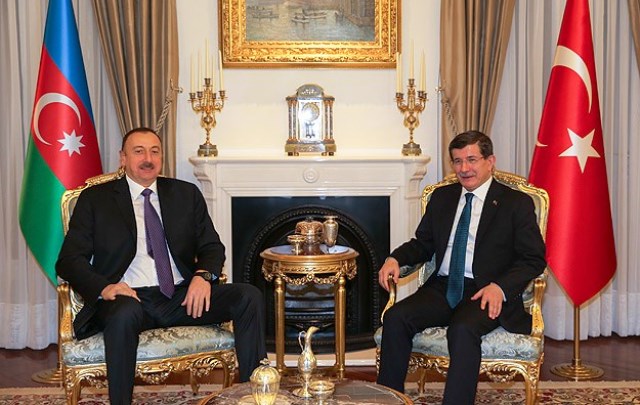 Ильхам Алиев поздравил Ахмета Давудоглу