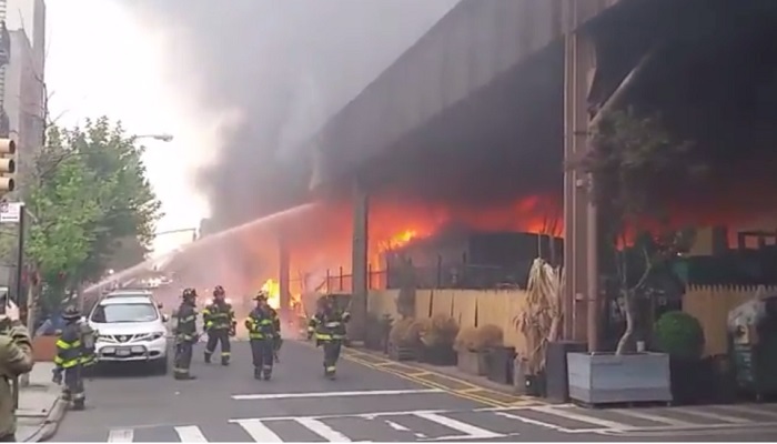 Пожар возле метро в Нью-Йорке