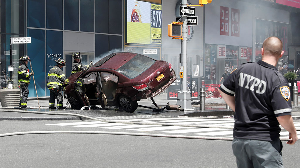 В США автомобиль наехал на пешеходов: есть жертвы 