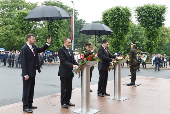 Ильхам Алиев посетил памятник «Свободы» в Риге 