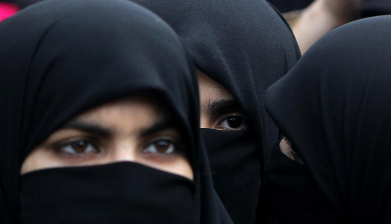 В Таджикистане женщин будут штрафовать за ношение хиджаба