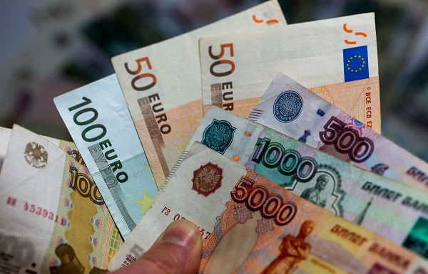 Курс евро в России поднялся выше 90 рублей 