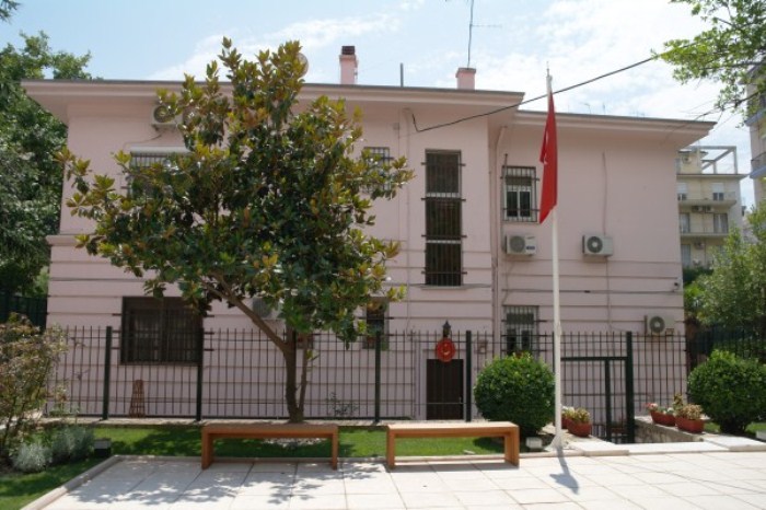 Неизвестные атаковали здание консульства Турции в Греции