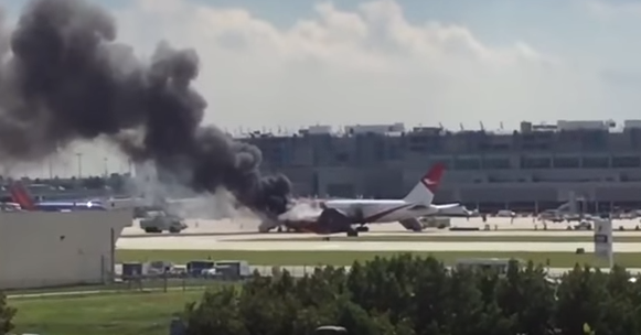 В сети появилось видео "Боинга", вспыхнувшего в аэропорту 