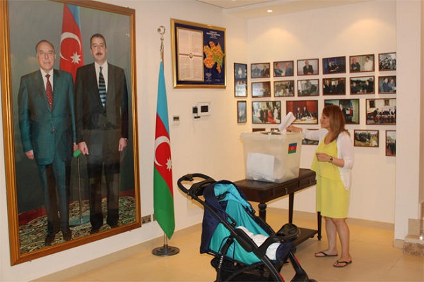 Азербайджанские граждане голосуют на референдуме в Абу-Даби и Дубае 