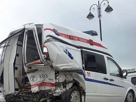 В Азербайджане машина скорой помощи попала в ДТП