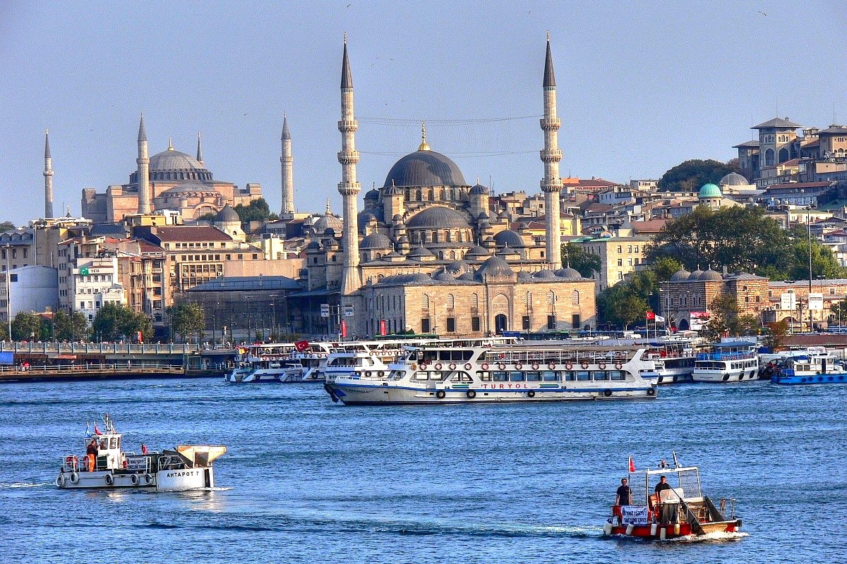 Азербайджанцы вошли в 20-ку в списке посещающих Стамбул туристов