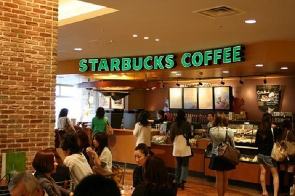 Starbucks примет на работу 10 тысяч беженцев по всему миру