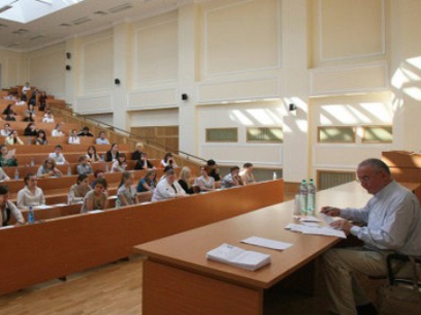 Выданы стипендиальные карты студентам, получающим образование за рубежом