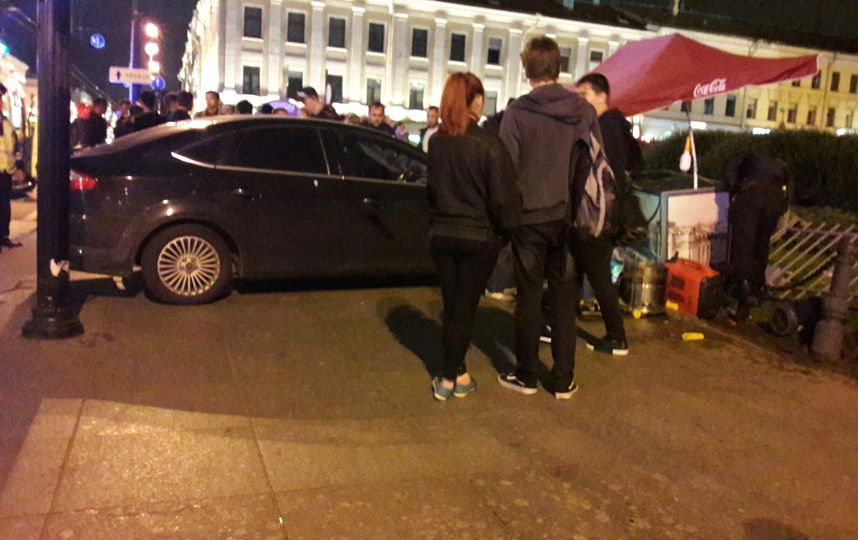Автомобиль врезался в толпу в центре Петербурга
