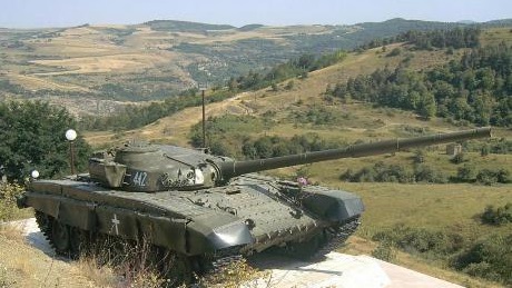 Два танка сепаратистского режима Нагорного Карабаха подорвались на мине - ВИДЕО