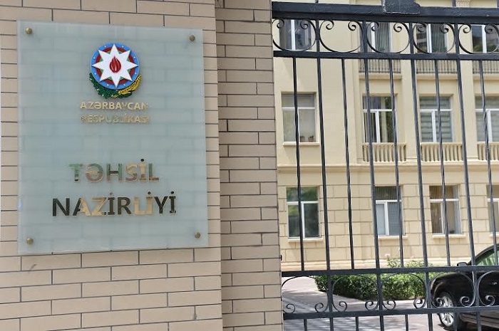 В Азербайджане сократилось число выпускников школ 