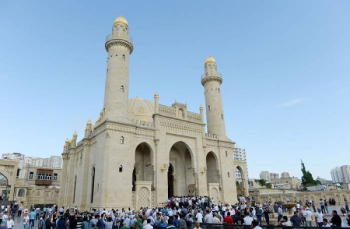 В азербайджанских мечетях совершен праздничный намаз
