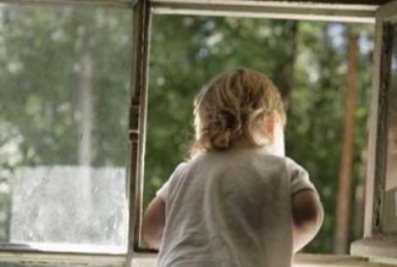 В Баку 3-летний ребенок упал с третьего этажа