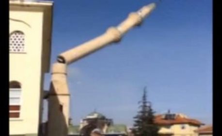 Ветер обрушил сразу два минарета мечети в Турции - ВИДЕО