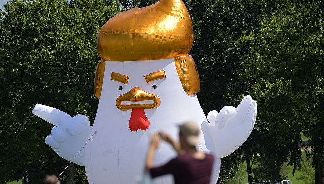 У Белого дома установили гигантского цыпленка с прической Трампа
