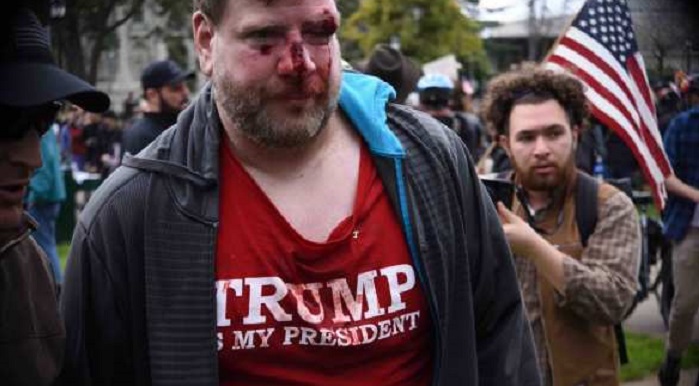 В Калифорнии подрались сторонники и противники Трампа - ВИДЕО