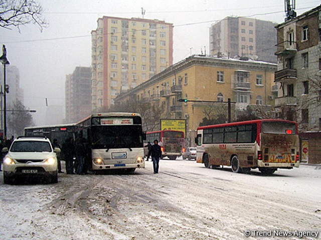 В Баку перед станцией метро столкнулись микроавтобусы