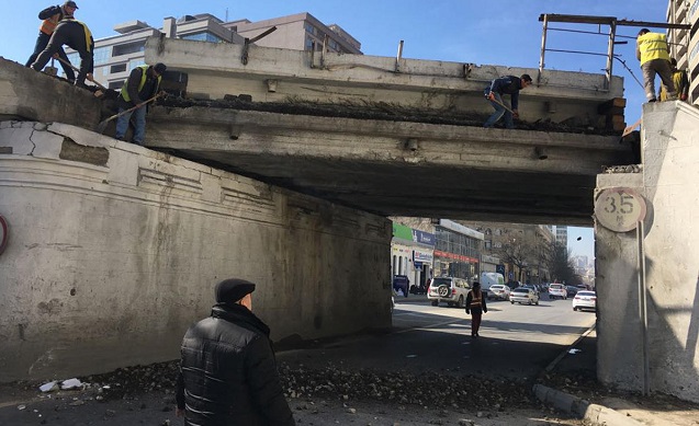 Старейший мост в Баку поврежден в результате ДТП - ФОТО