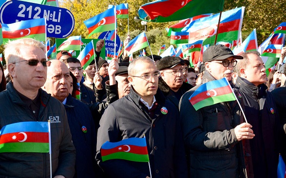 В Баку прошло шествие, посвященное Дню Государственного флага - ФОТО