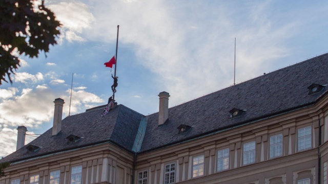 Флаг над резиденцией президента Чехии заменили трусами - ВИДЕО