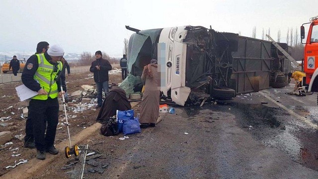 В Турции перевернулся пассажирский автобус, есть погибший - ФОТО