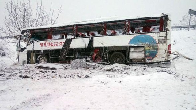 В Турции автобус с пассажирами рухнул в пропасть