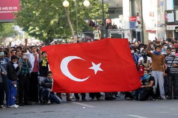 Акция протеста перед посольством Франции в Анкаре 