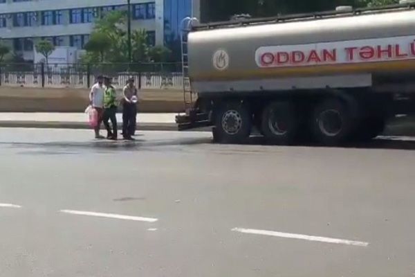 В Баку произошла утечка топлива из цистерны грузовика