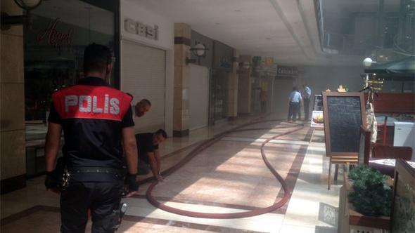 В Анкаре горит торговый центр