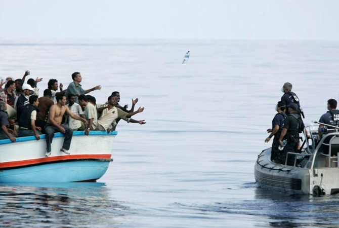 Испанская береговая охрана спасла почти 600 нелегалов