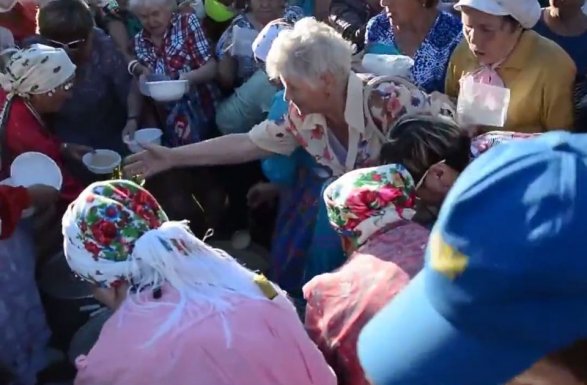 Пенсионеры устроили давку из-за бесплатной каши(ВИДЕО)